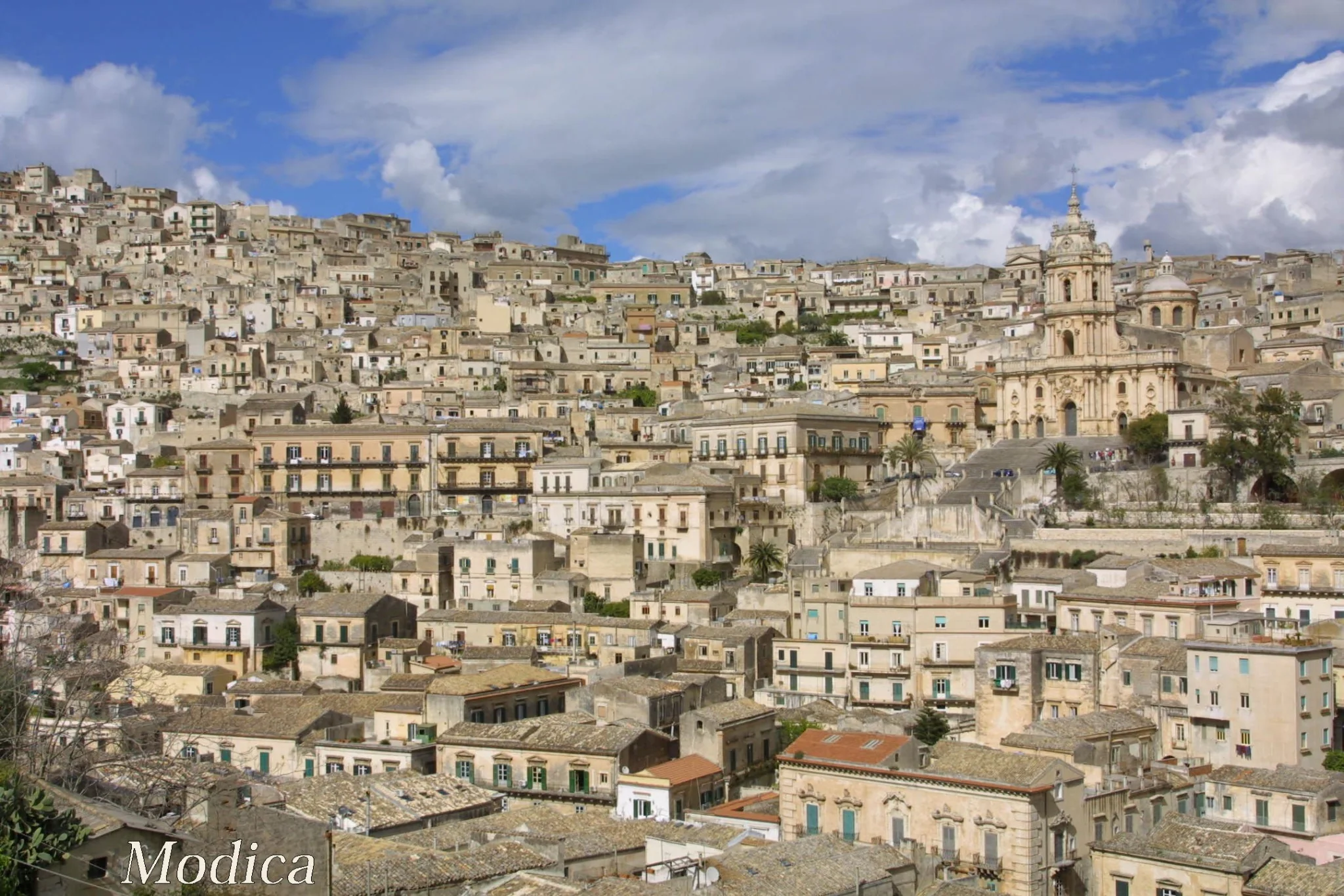 Panorama di Modica al tramonto