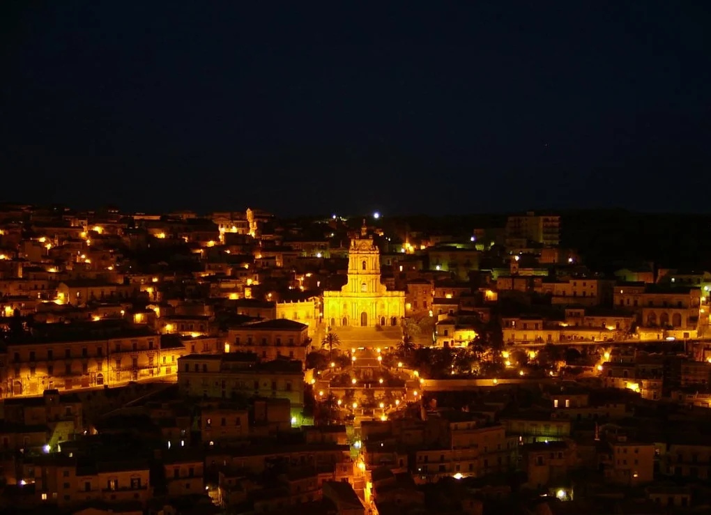 Duomo di San Giorgio a Modica illuminato di notte