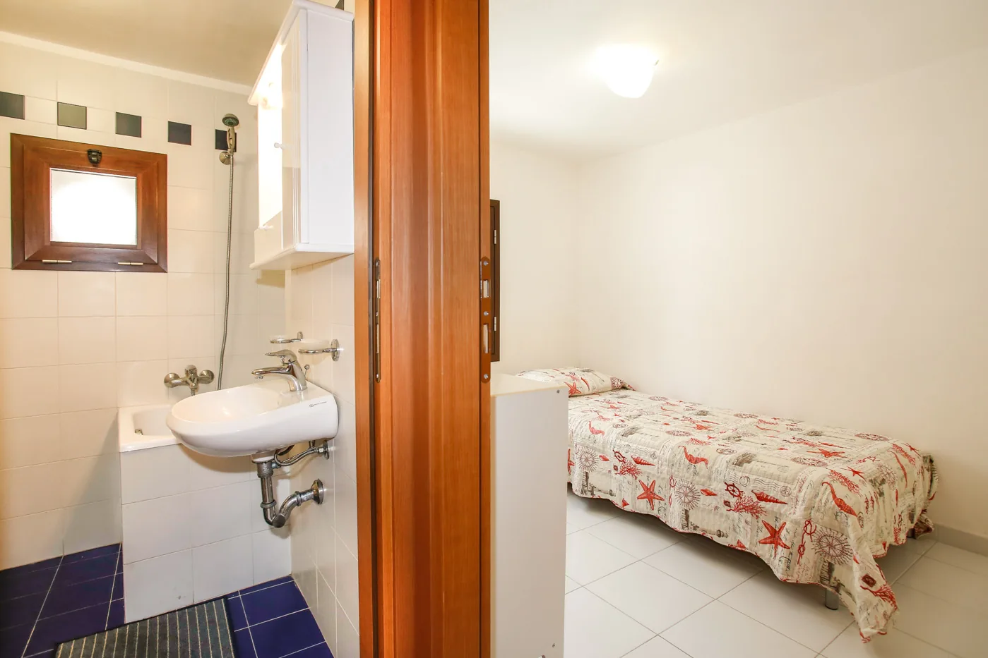 Bagno piano ammezzato con vasca doccia a sedere Casa Lido