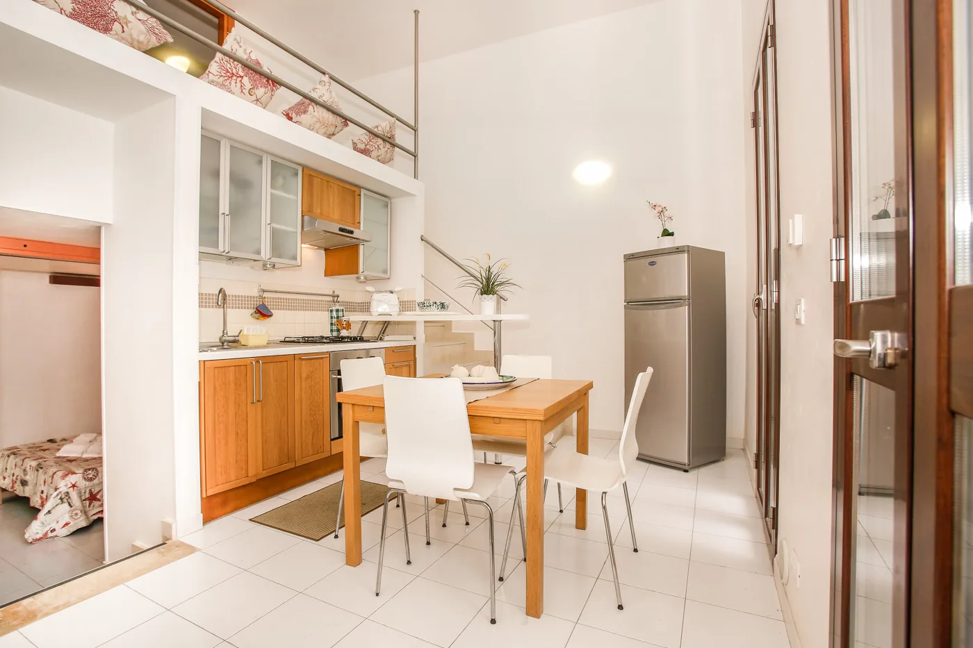 Cucina attrezzata con forno microonde e macchina caffè Casa Lido