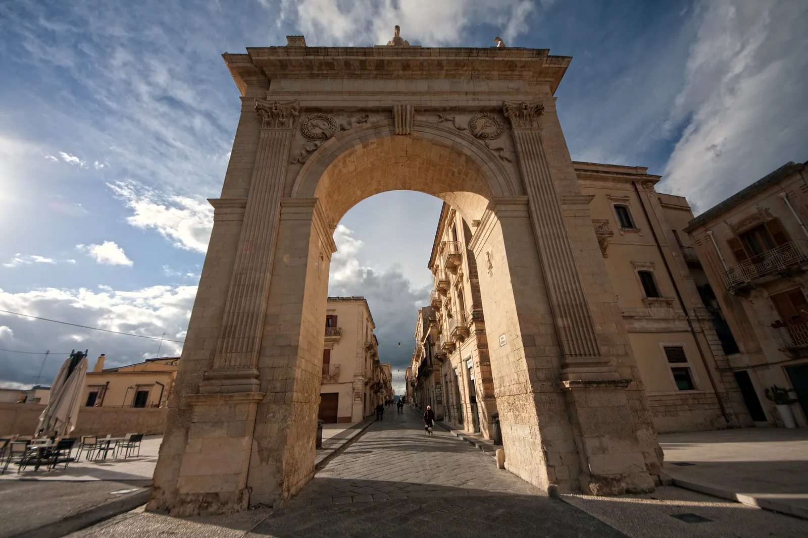 Arco Ferdinandeo nel centro storico di Noto