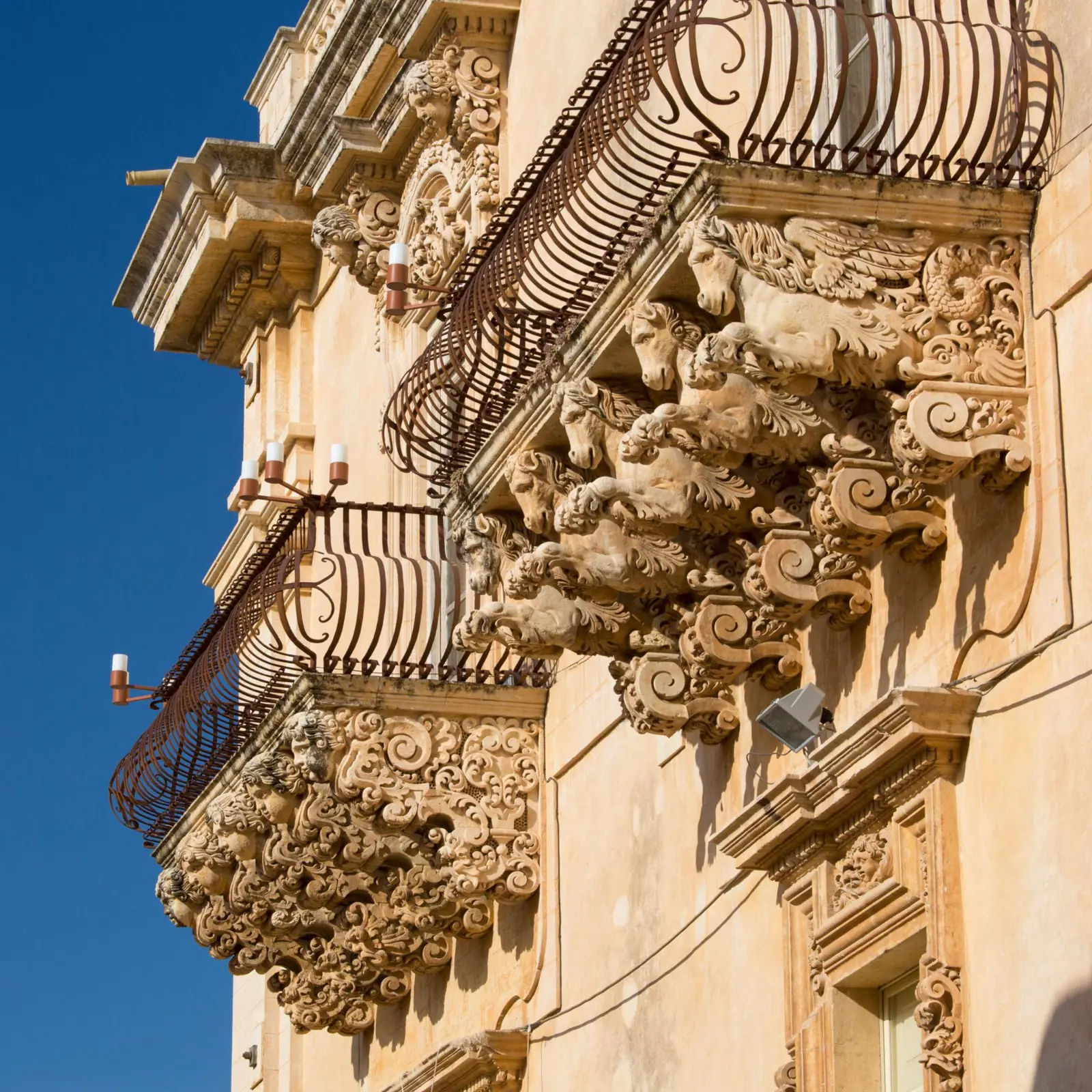 Balconi barocchi scolpiti nel centro storico di Noto