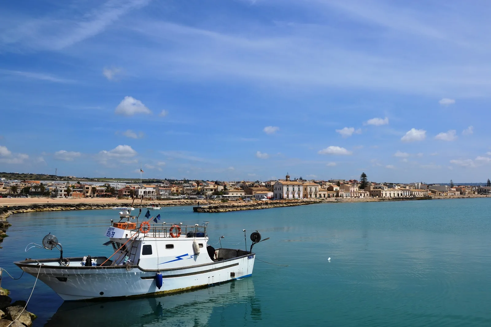 Porticciolo di Donnalucata con barche dei pescatori