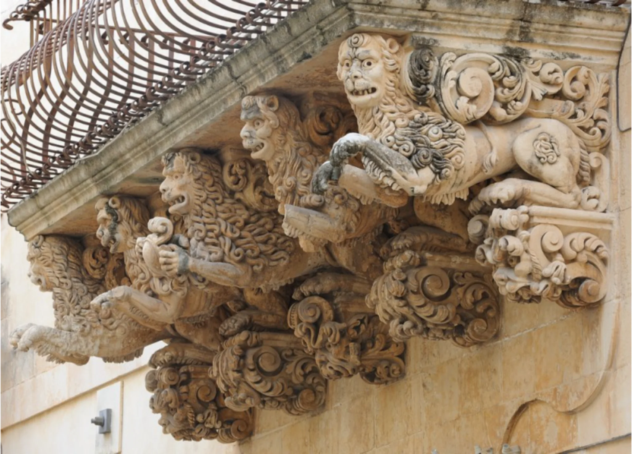 Balcone barocco con leoni scolpiti a Ragusa Ibla