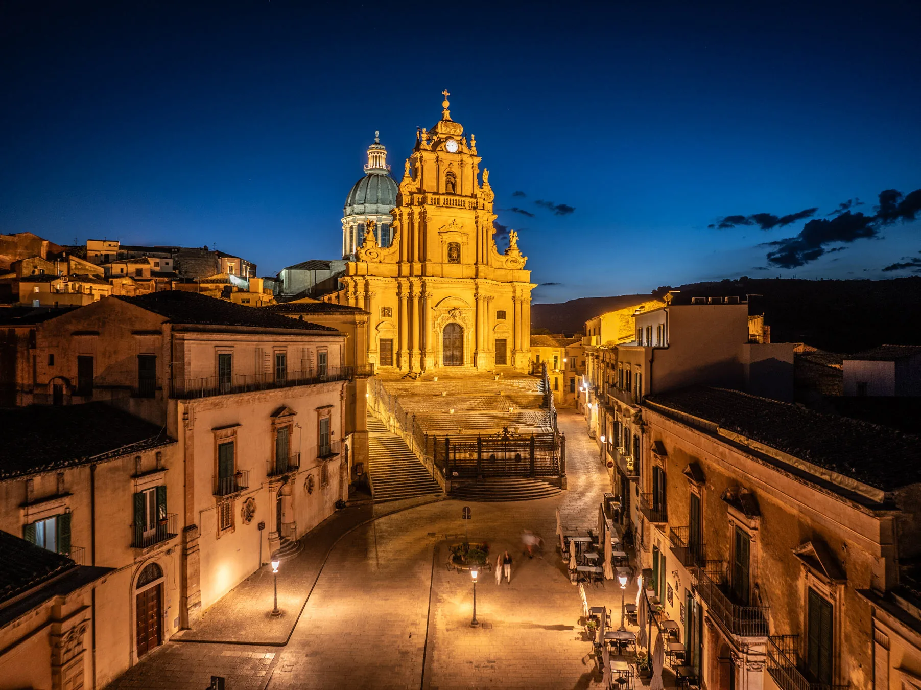Duomo di San Giorgio illuminato di notte a Ragusa Ibla