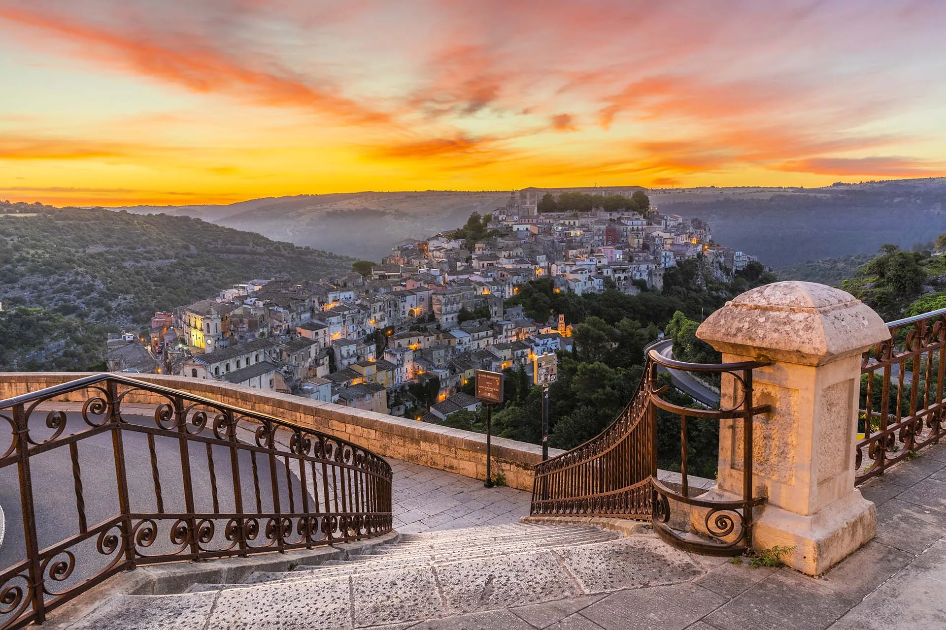 Vista panoramica di Ragusa Ibla al tramonto