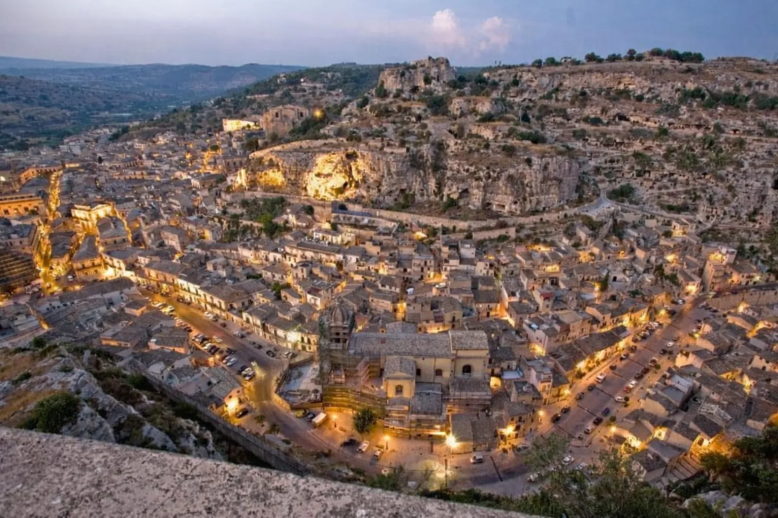 Panorama del centro storico di Scicli al tramonto
