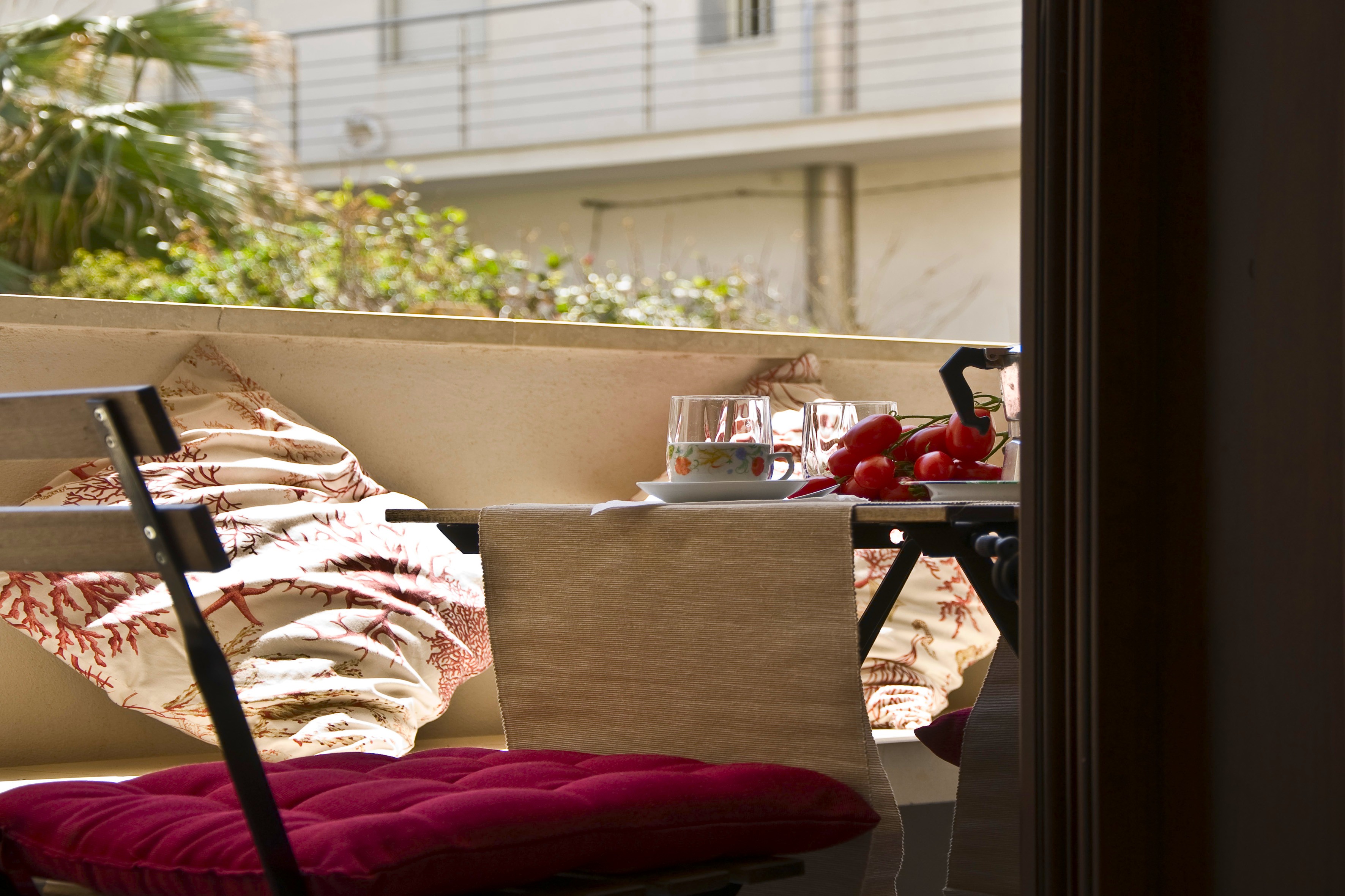 Dettaglio tavolo veranda esterna Casa Lido Donnalucata